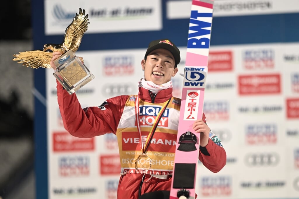 2022-01-06 11:37:13 epa09670498 Winner Ryoyu Kobayashi of Japan celebrates on the podium for the 70th Four Hills Tournament in Bischofshofen, Austria, 06 January 2022.  EPA/CHRISTIAN BRUNA
