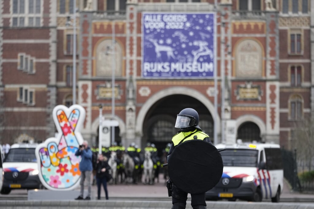 Op het Museumplein in Amsterdam vond zondag een demonstratie tegen het coronabeleid plaats, ondanks een verbod.