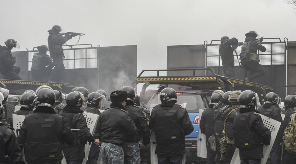 De oproerpolitie van de Kazakse stad Almaty schiet met scherp op de demonstranten.