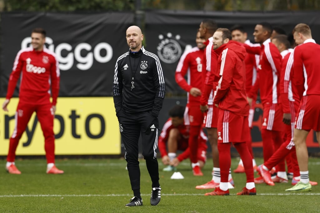 Ajax coach Erik ten Hag kan zijn ploeg weer in Nederland gaan voorbereiden op de tweede helft van het seizoen.