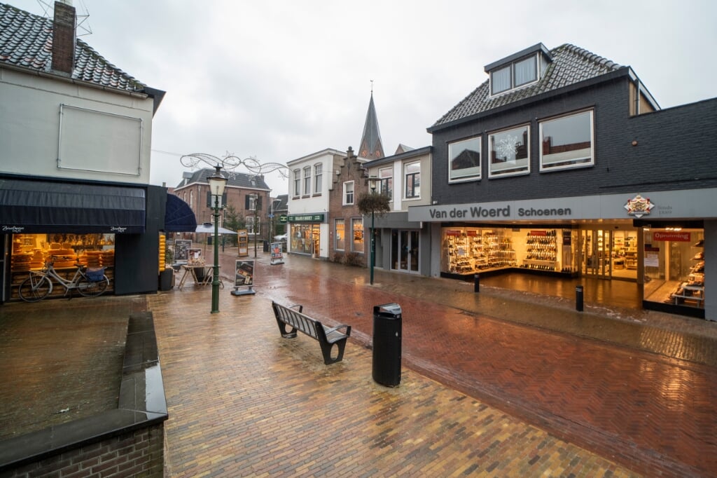 Beeld van de Langstraat in Barneveld, met schoenenwinkel Van der Woerd.