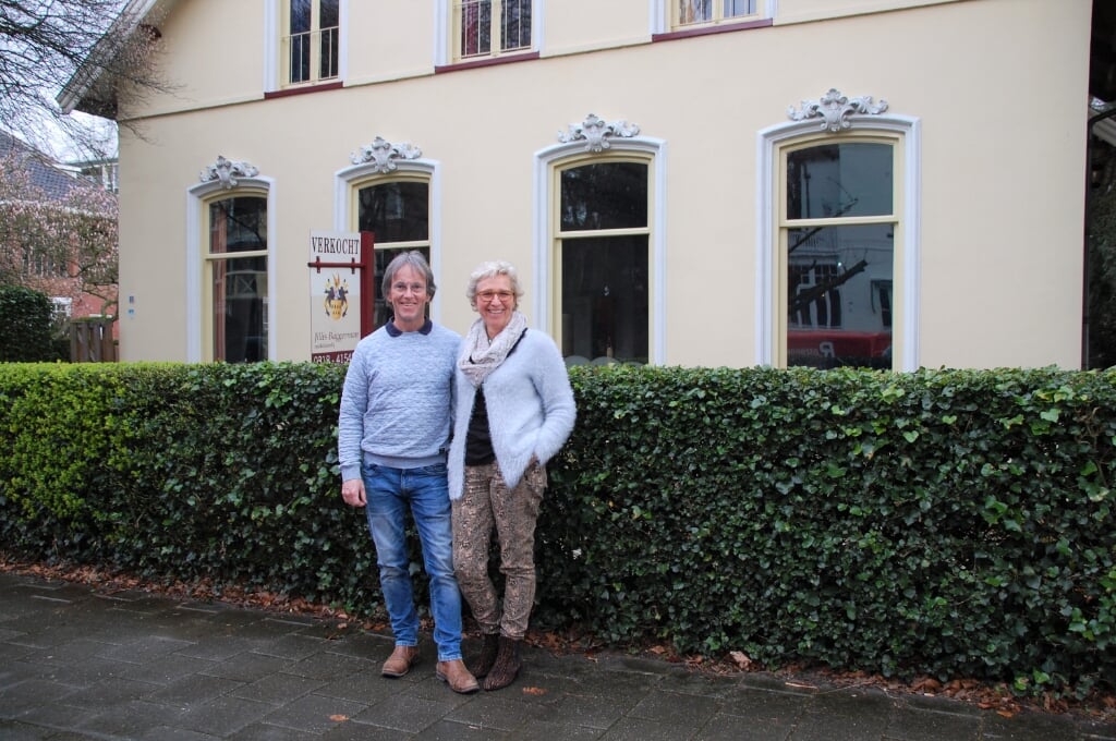 Wouter en Annelyn bij hun voormalige woning aan de Stationsweg in Ede.