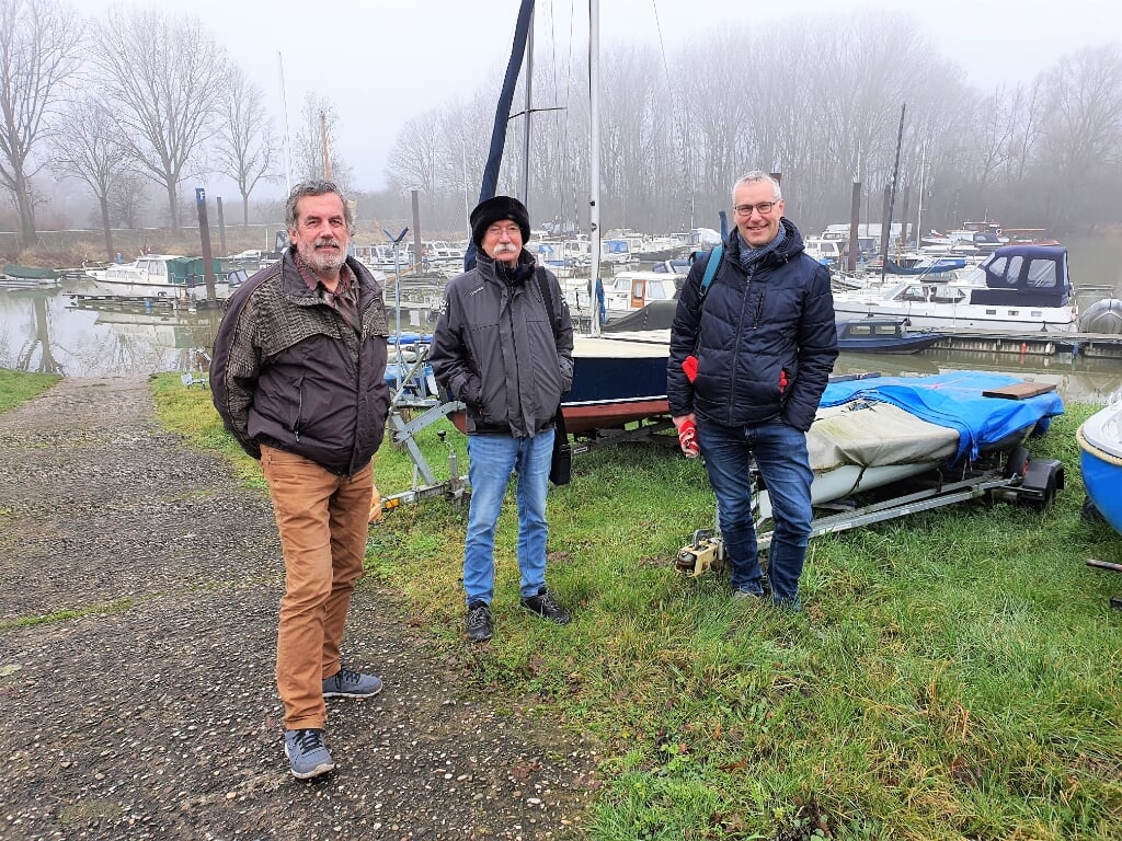 Bij watersportvereniging VADA verzorgen Daaf Kodde, Henk Blaauw en Michiel Gunsing (vlnr) Marifonie- en Vaarbewijs-cursussen.