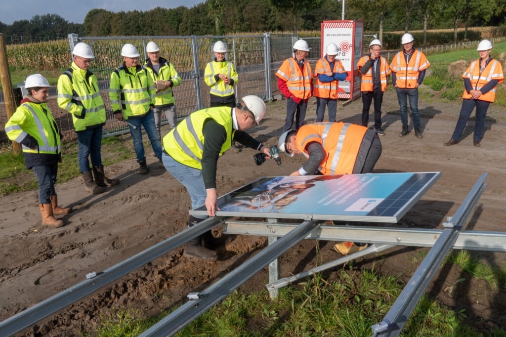 Het eerste paneel gelegd van zonnepark Schaapsdijk. Het park wekt duurzame elektriciteit op voor ruim 2.300 huishoudens.