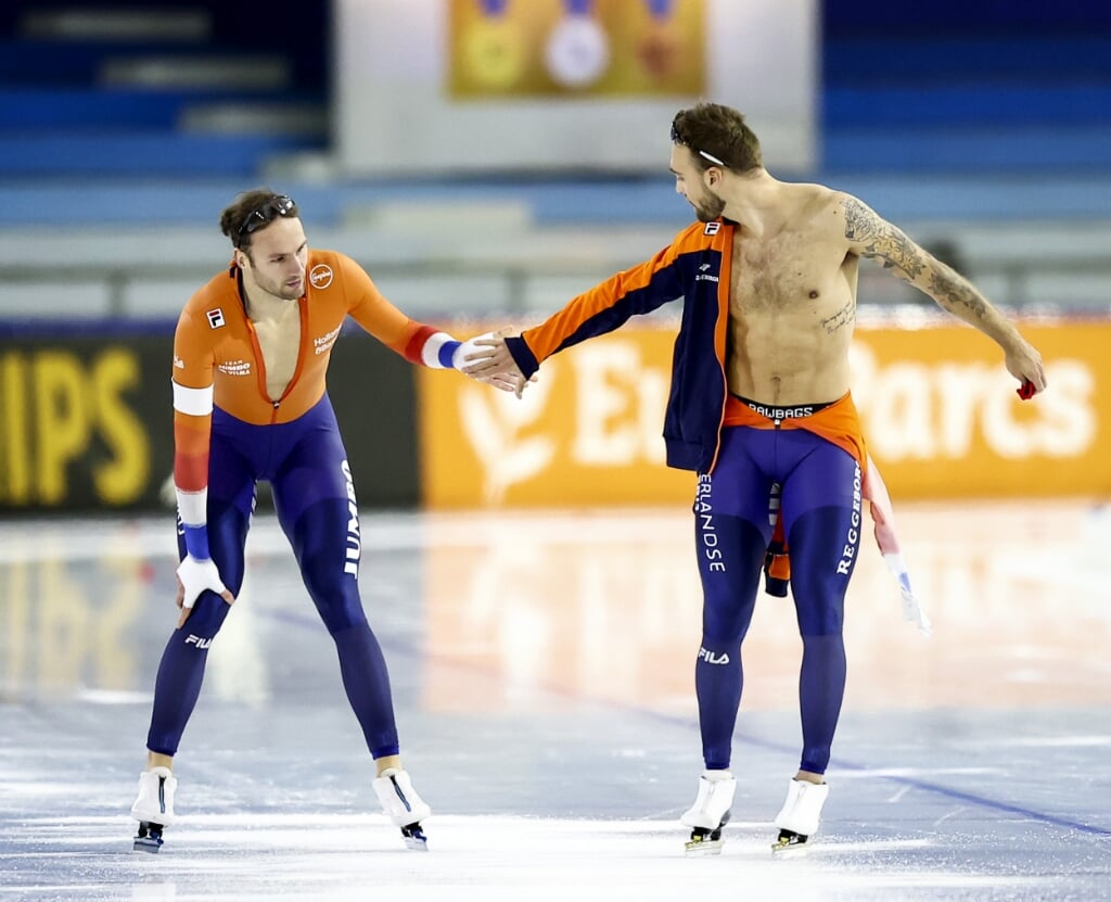 Thomas Krol (links) en Kjeld Nuis gisteravond op het EK afstanden.