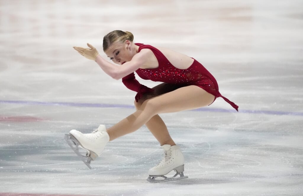 Kunstschaatsster Lindsay van Zundert draagt de Nederlandse vlag bij de Spelen.