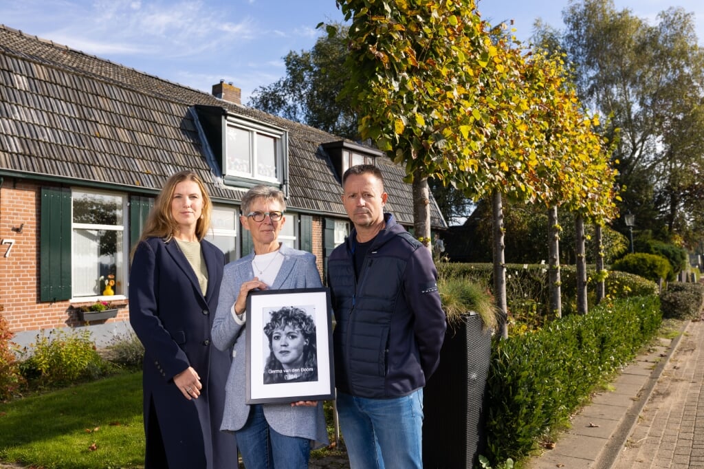 Kelly de Vries met Conny en Adriaan bij het huis waar hun vermiste zus Germa van den Boom tot 1984 woonde, de Peter R. de Vries Foundation looft een enorme beloning uit voor de tip die tot de vondst van Germa leidt.