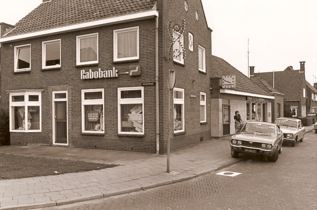 Rabobank aan de Voorstraat hoek Geeresteinselaan..