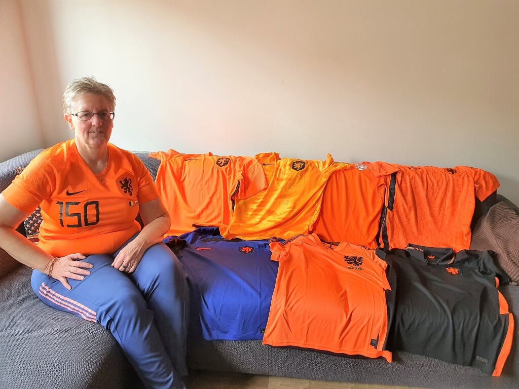 Liesbeth Donkelaar (57) in het shirt dat ze bij haar huldiging ontving, streept de dagen tot het WK in Qatar af.