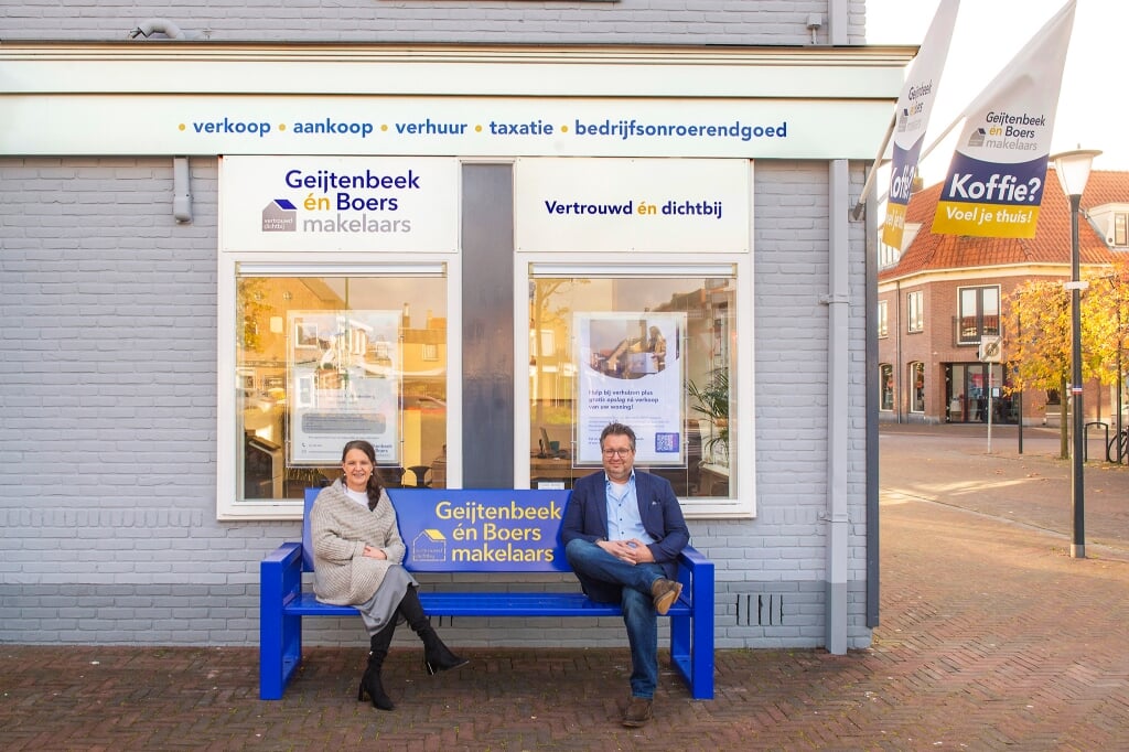 Barbara Boers en Erwin Geijtenbeek zittend voor hun kantoor in Woudenberg.