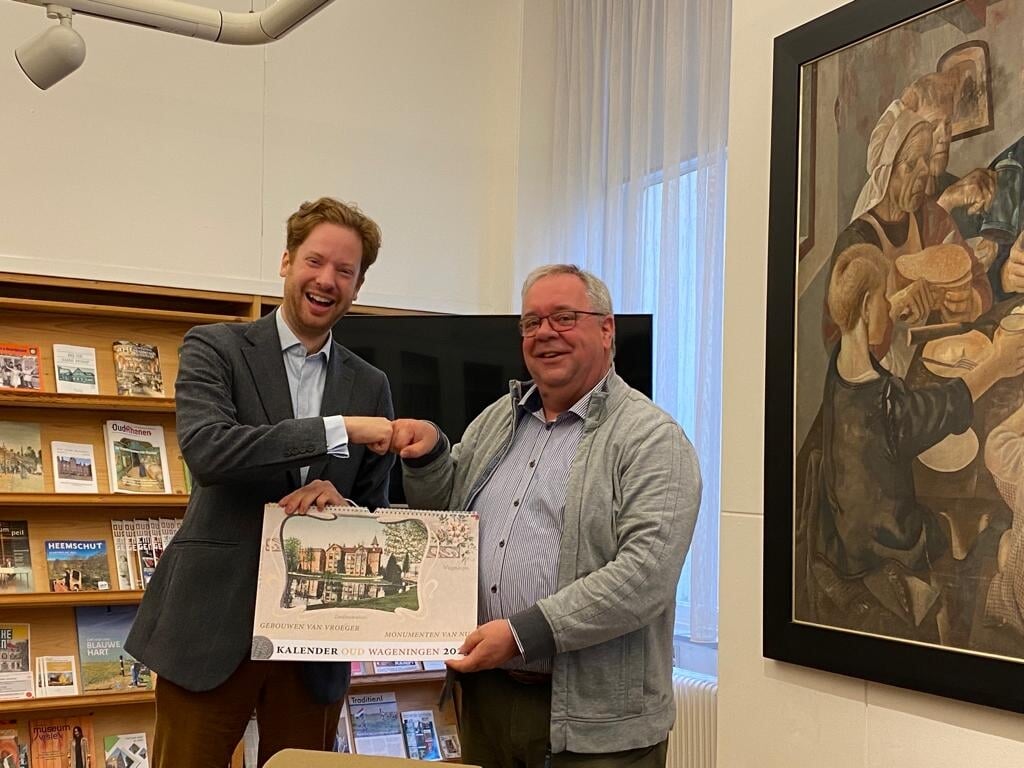 Uitreiking eerste kalender 2023 van de Historische Vereniging aan burgemeester Floor Vermeulen door Frits Huijbers (voorzitter HVOW).