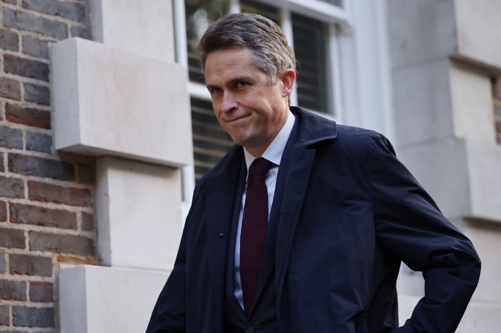 2022-10-24 08:18:19 epa10294801 (FILE) - British MP Gavin Williamson arrives at Sunak's office in London, Britain, 24 October 2022 (reissued 08 November 2022). Gavin Williamson on 08 November 2022 announced his resignation as Minister of State without Portfolio over 