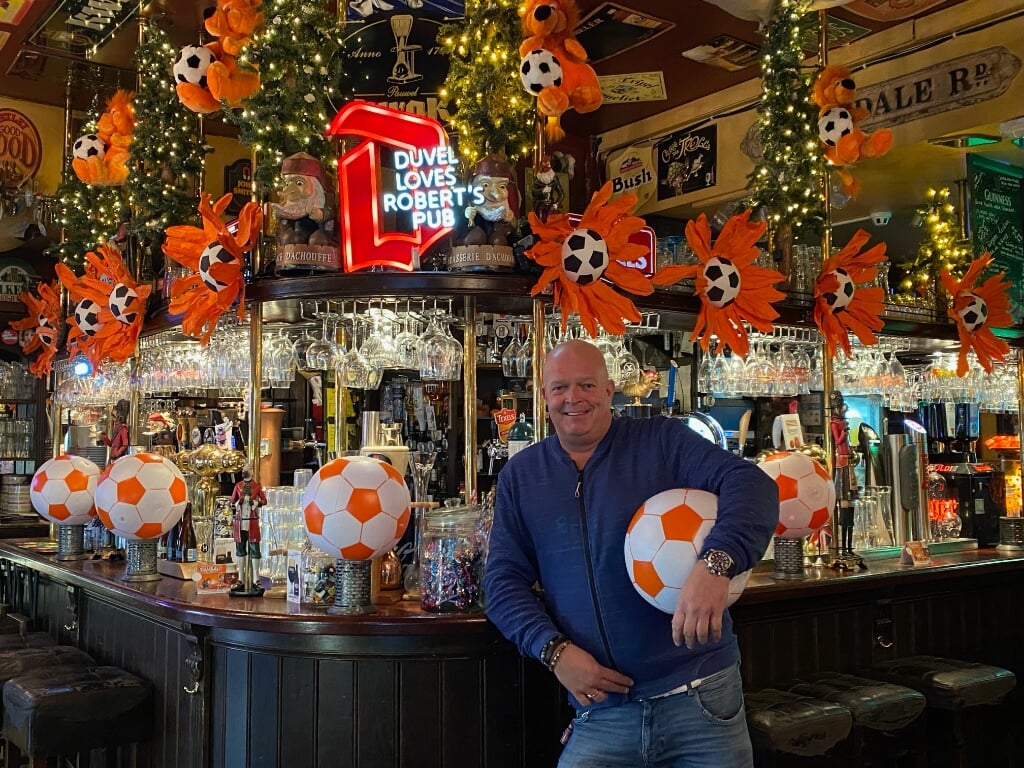 Robert Nagel van Robert's Pub in Veenendaal is al helemaal in WK-stemming: ,,Zodra je de oranje spullen weer ophangt beginnen de kriebels."
