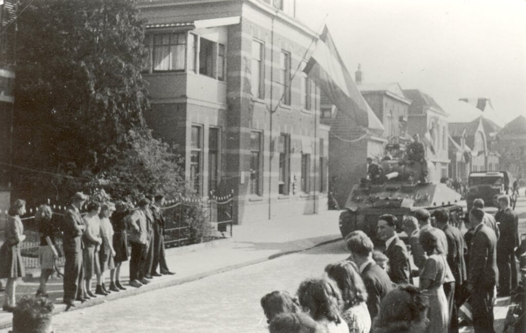 Een op 17 april 1945 gemaakte foto van de Nieuwstraat, met rechts van het postkantoor de twee panden die in deze aflevering aan bod komen.