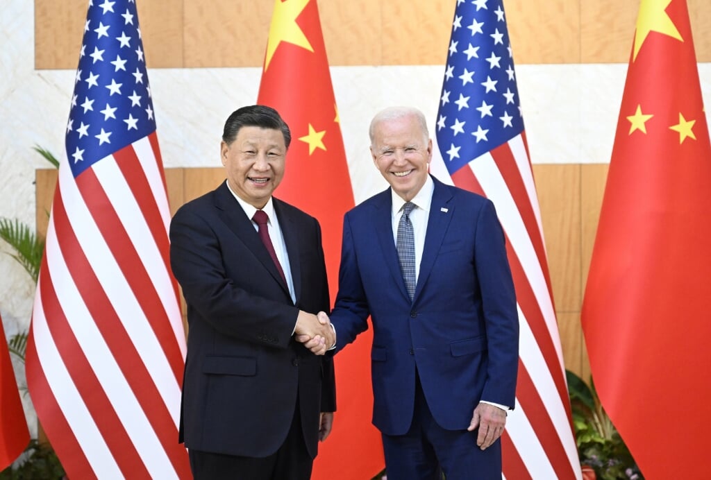 De Chinese president Xi Jinping (links) en VS-president Joe Biden voor aanvang van het lange gesprek.