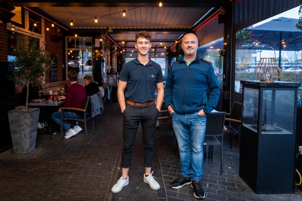 Albert Hoekendijk en zoon Robbin op het overdekte terras van restaurant De Hebberd in Barneveld.