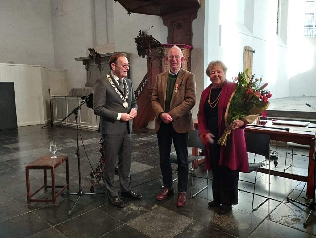 Burgemeester Janssen verraste Wim Edelman met een koninklijke onderscheiding.
