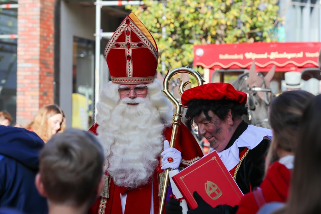 Sinterklaas wandelend door het centrum van Ede.