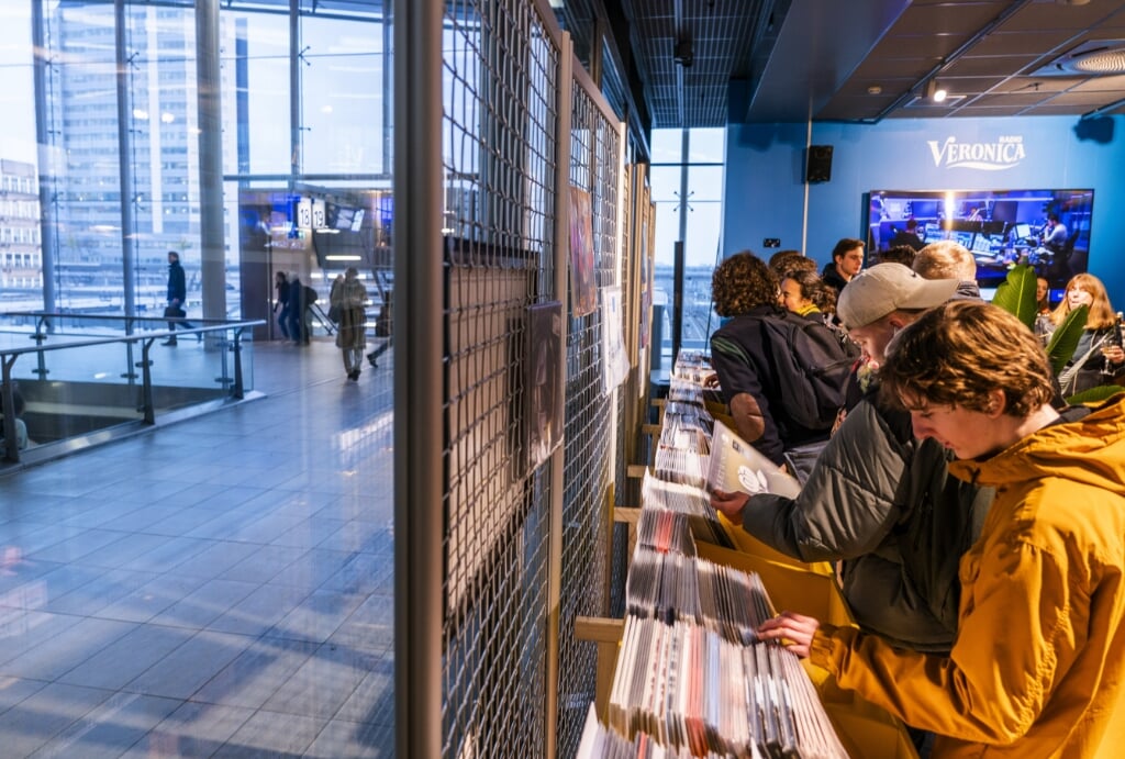 2022-11-14 16:14:50 UTRECHT - Radio Veronica heeft een pop-up platenzaak in de stationshal van Utrecht Centraal geopend. Muziekliefhebber kunnen hier naar muziek uit de Top 1000 Allertijden luisteren. ANP JEROEN JUMELET
