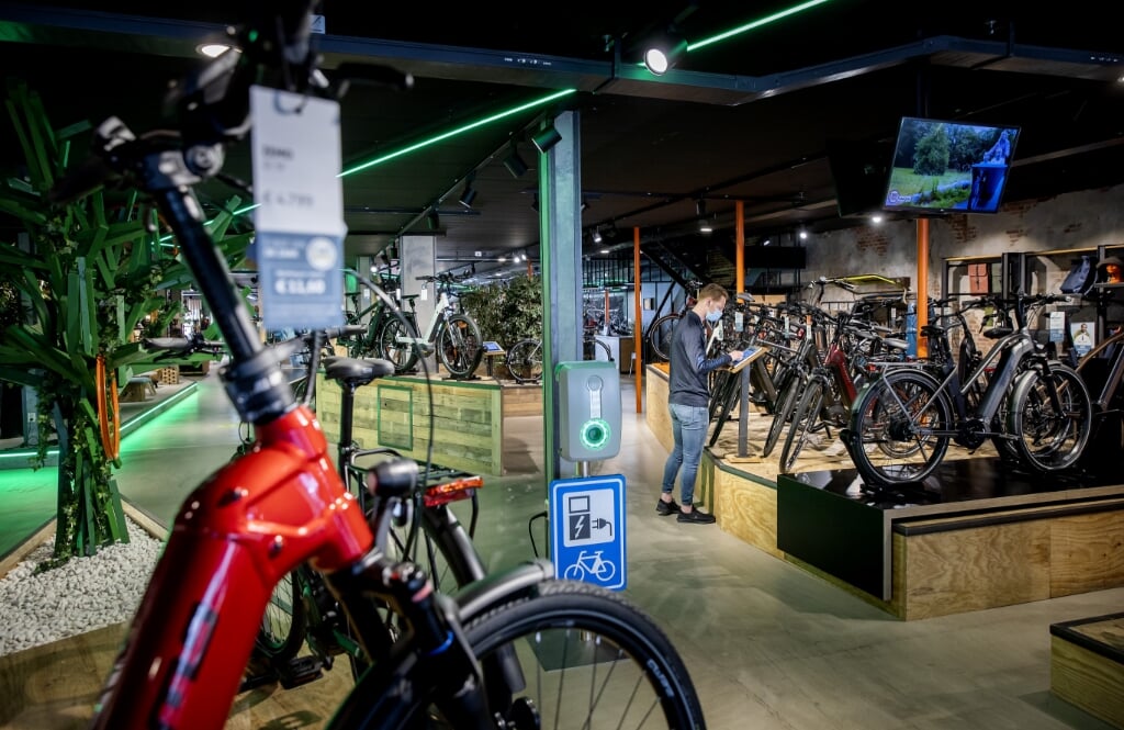 2021-05-06 09:58:18 HOORN - E-bikes in een fietsenwinkel. De verkoop van elektrische fietsen is sinds het begin van de coronacrisis snel gestegen. ANP KOEN VAN WEEL