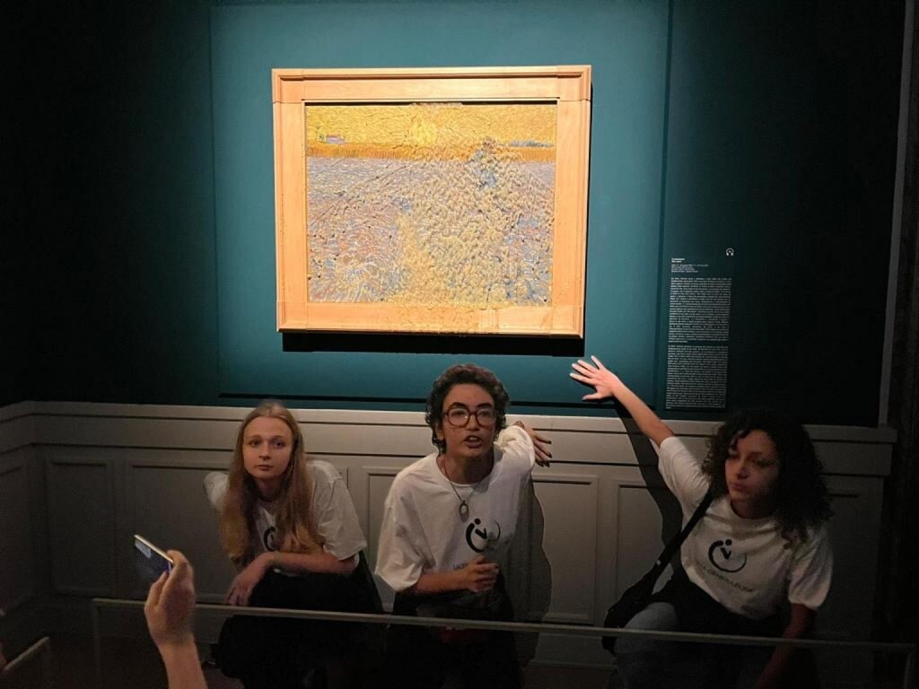 De klimaatactivisten die vrijdag soep hebben gegooid tegen een Van Gogh-schilderij in Rome zijn aangehouden. 