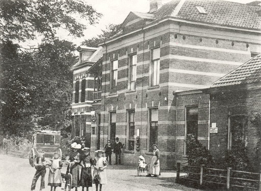 Een mooie, negentiende-eeuwse foto van het postkantoor, met rechts daarvan de dubbele woning.