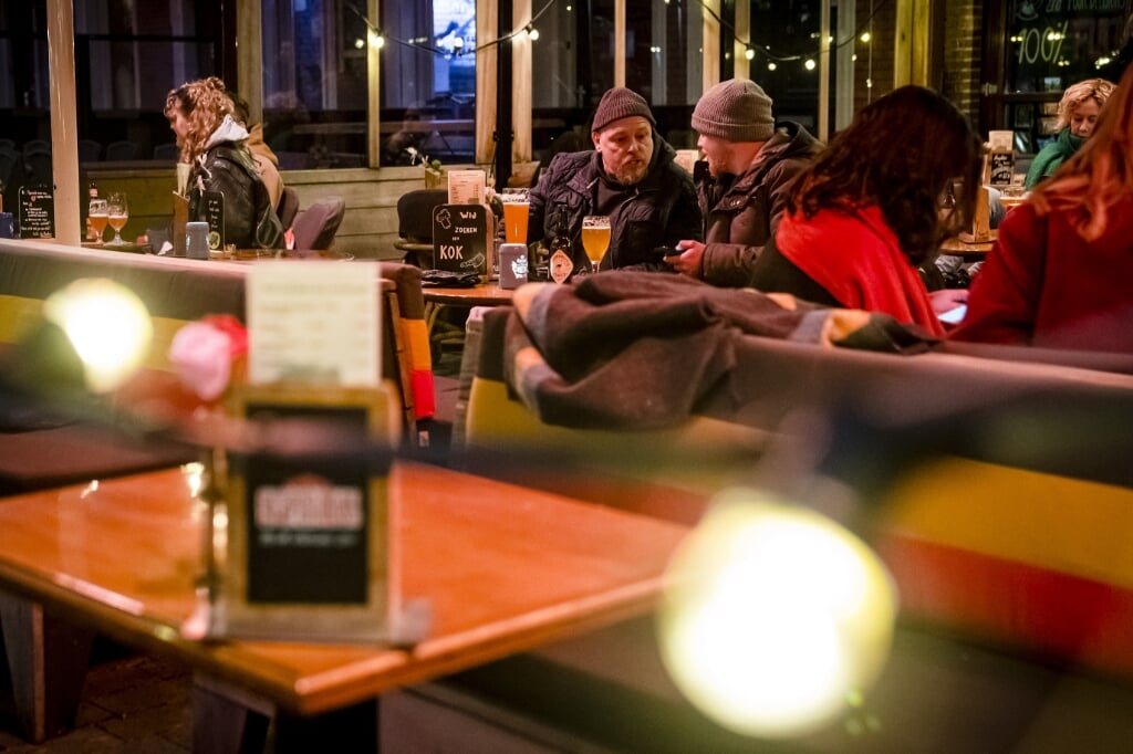 2022-01-26 17:34:58 TILBURG - Een hapje en een drankje op een terras. Cafes en restaurants mogen weer gasten ontvangen na versoepeling van de coronamaatregelen. ANP ROB ENGELAAR