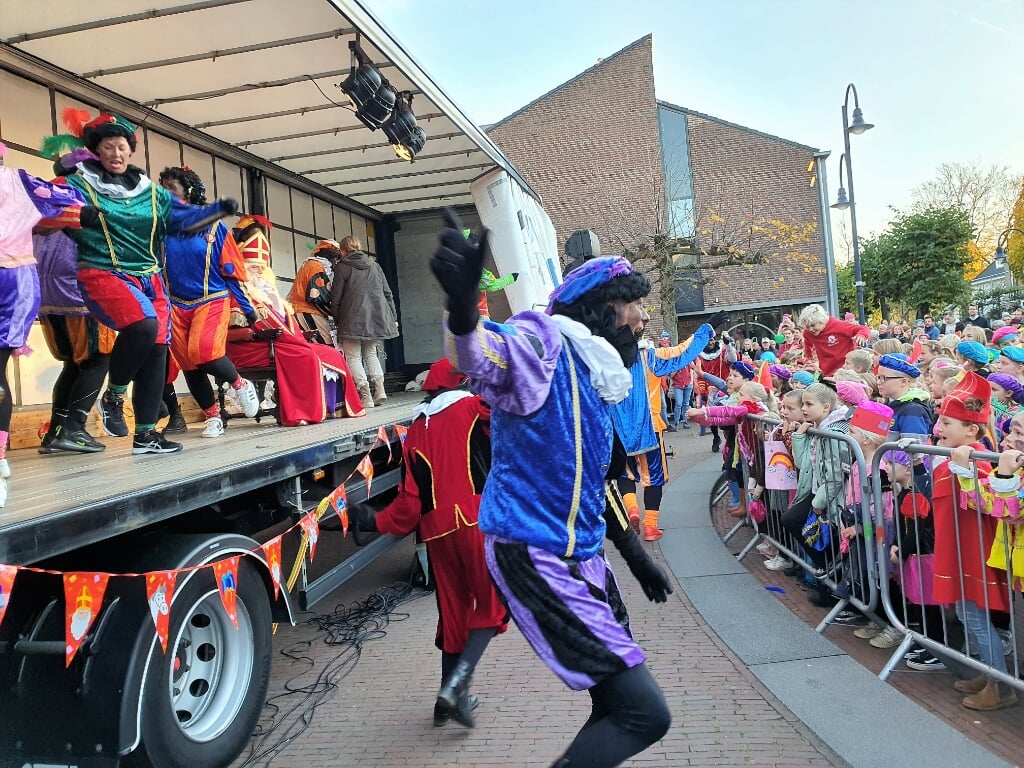 Het was zaterdagmiddag groot feest in het Bennekomse dorpscentrum waar Sinterklaas en zijn Pieten massaal werden toegejuicht en toegezongen.
