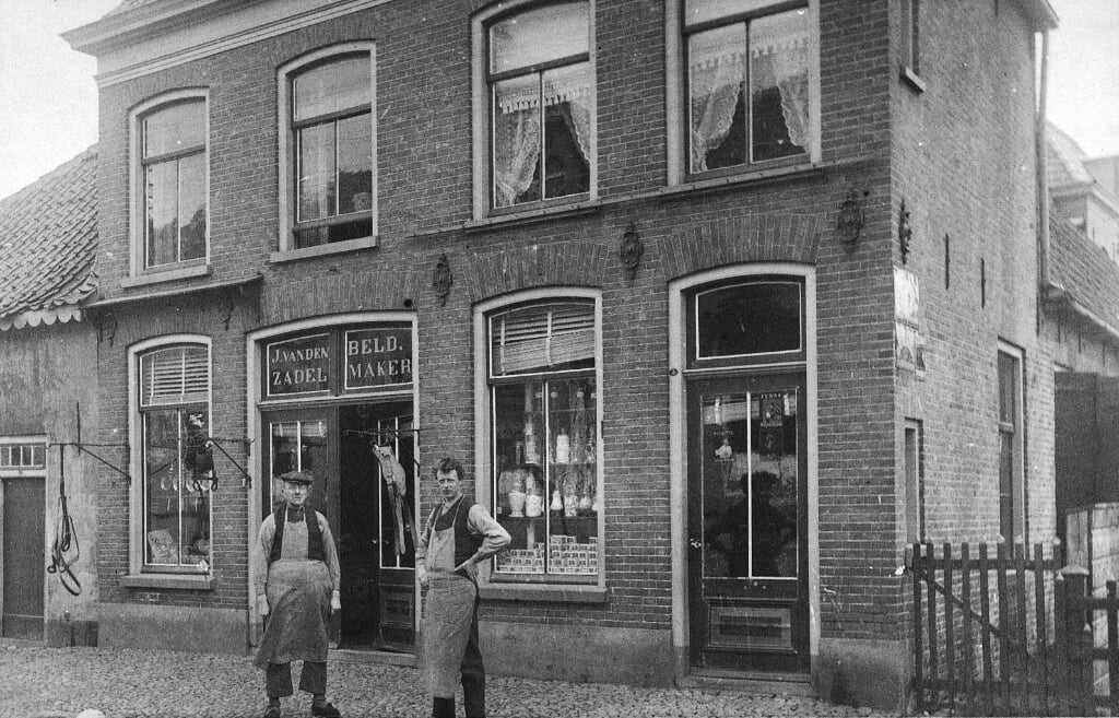 De zadelmakerij annex touwwinkel en zelfs ook nog kruidenierswinkel van Jan van den Beld.