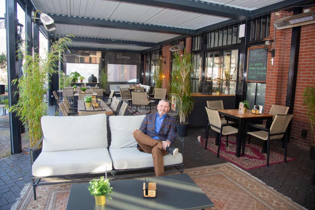 Eigenaar Harco van Ommen op het terras van restaurant Bunckman in Voorthuizen.