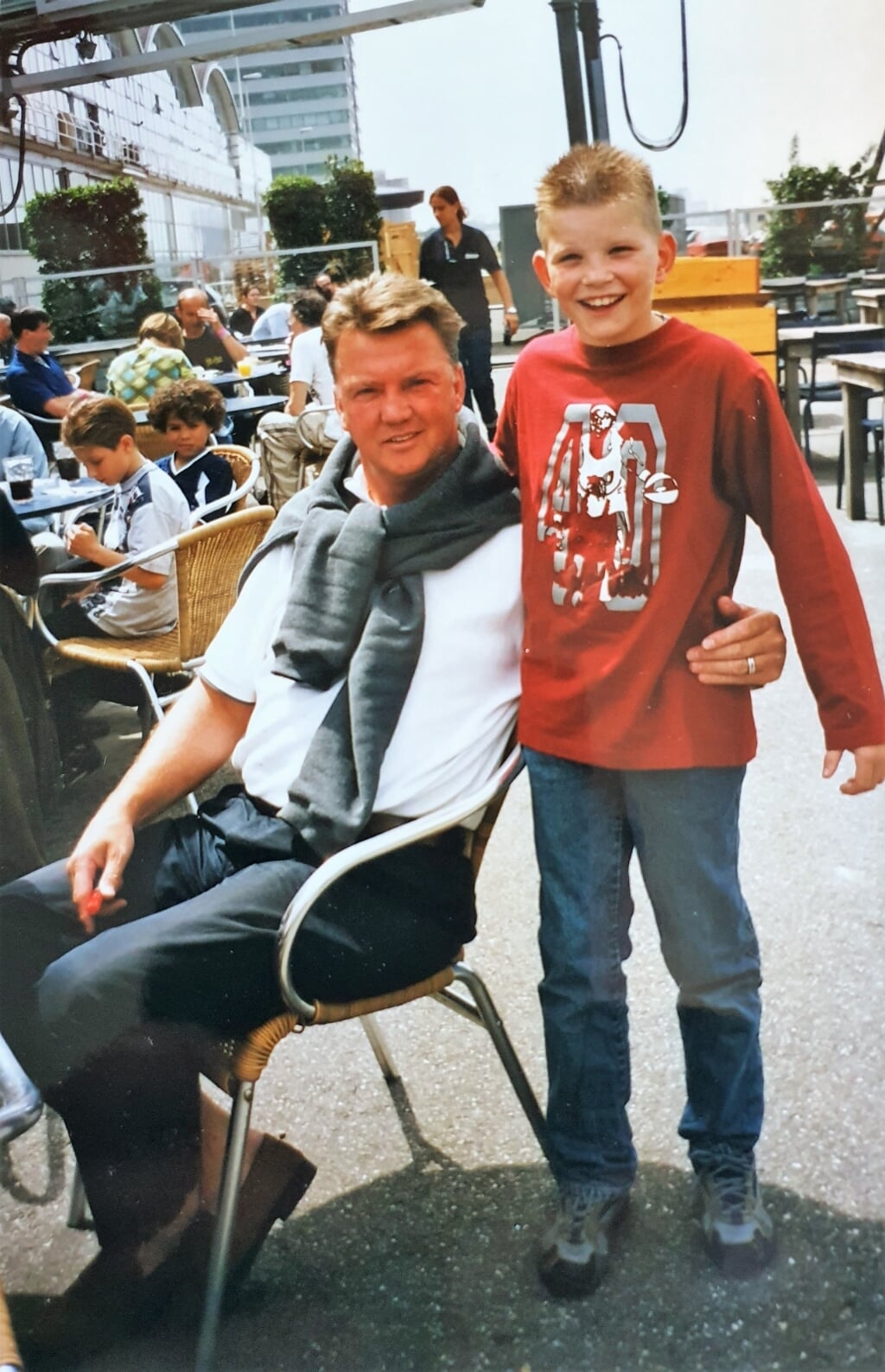 Yannick Martens (10) in 2002 op de foto met de huidige bondscoach Louis van Gaal.