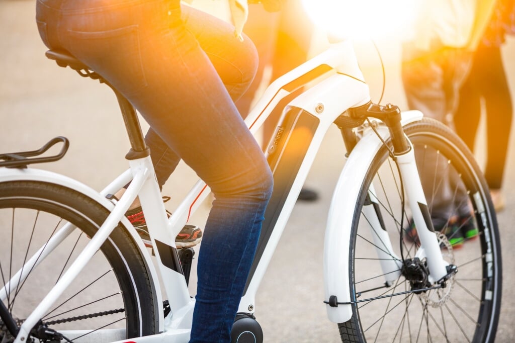 Fietsen met elektrische trapondersteuning is gezonder dan een brommer, snorfiets en het openbaar vervoer, maar er kan niets op tegen een gewone fiets.
