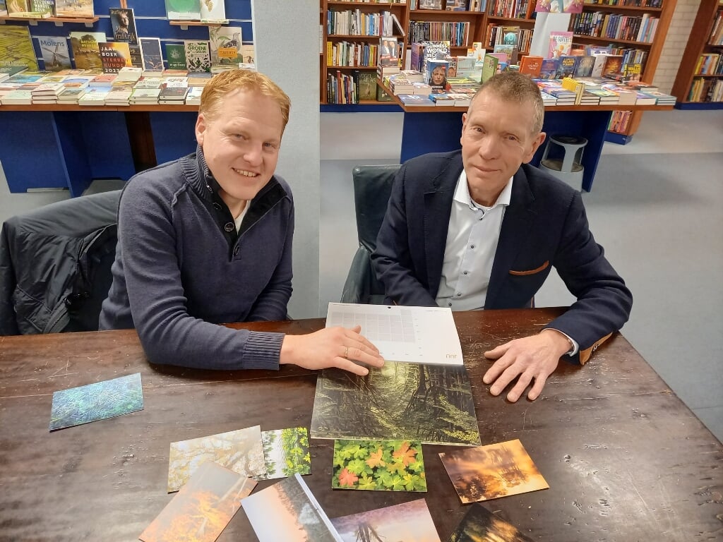 Sjaak den Breeje (links) bekijkt samen met de Veenendaalse boekhandelaar Albert van Kooten de bijzondere natuurkalender.