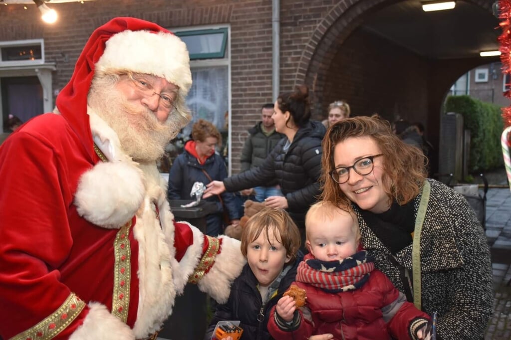 De Kerstman is op woensdag 14 december met arrenslee en cadeautjes aanwezig bij het kerstgebeuren in de Julianastraat