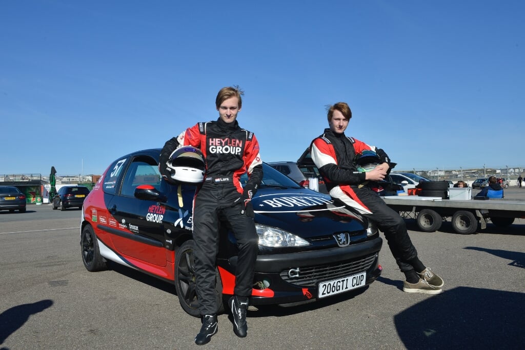 Lars van Ravenswaaij en Niek van de Heide (rechts) genieten van de (nieuwe) autosport.