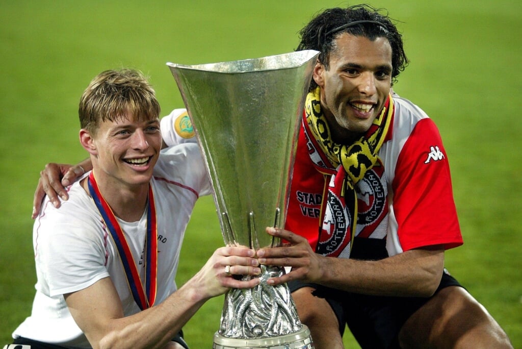 Pierre van Hooijdonk (rechts) en Jon-Dahl Tomasson met de UEFA Cup  in 2002.