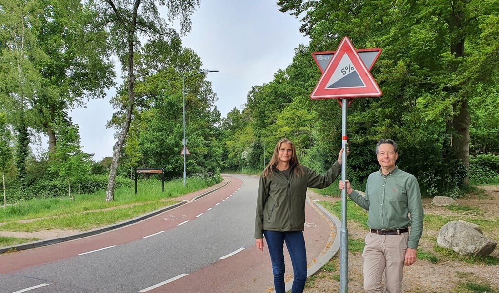 Sandra van Zanten en Maurits van der Veen onderaan 'de Muur', met een klimpercentage van 5%.