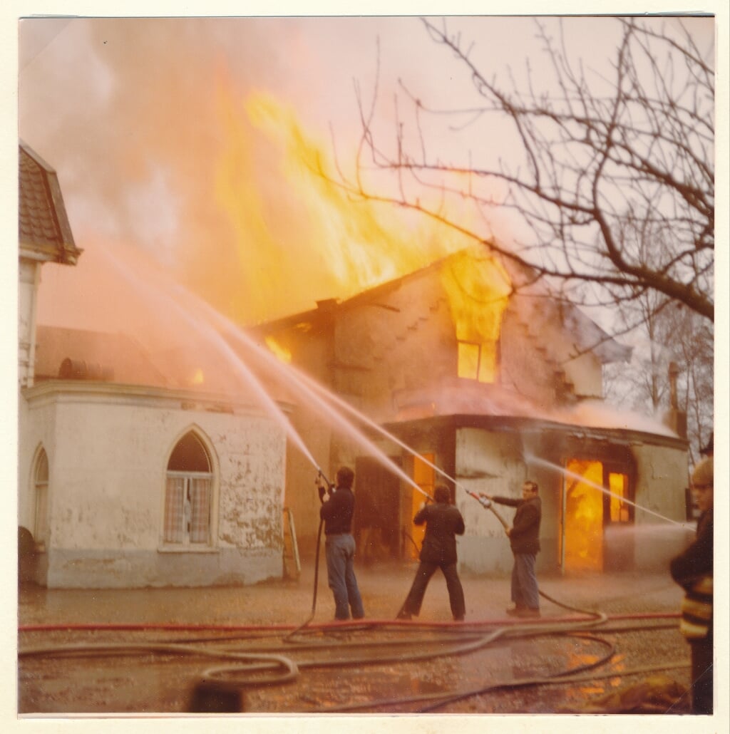 Brand ontstaan in de meubelopslag in  het zaaltje achter De Schans waarna het volledig uitbrandde.