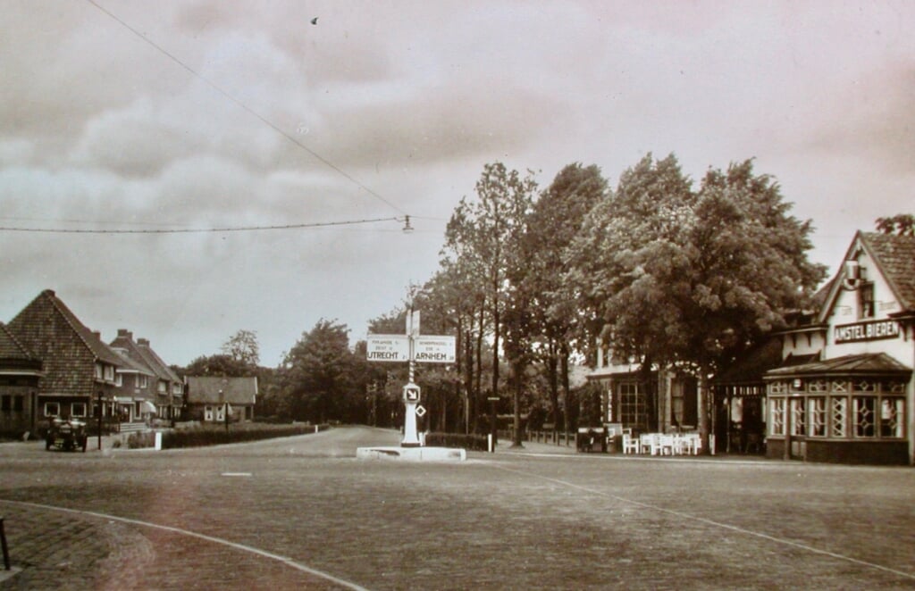 Kruispunt De Poort in 1939 met het centrale lichtpunt boven de kruising.