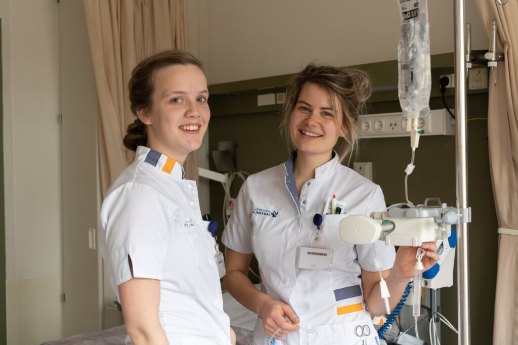 Emma van Es (links op foto) en Marie-Christie Kleiberg zijn blij dat de contracten rond zijn en hun patiënten verzekerd zijn van vergoeding van de zorg