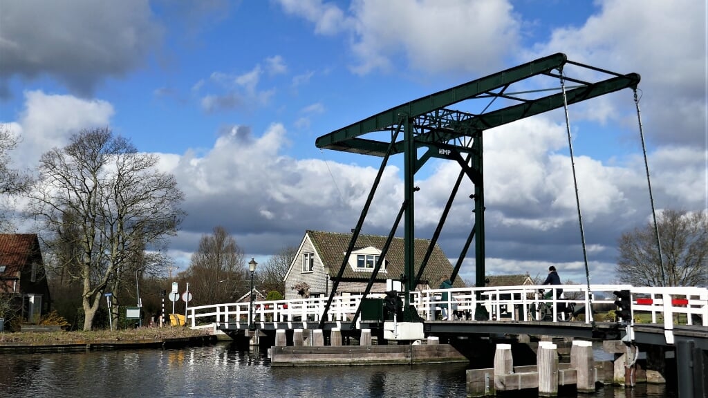 De Vijfhuizerbrug over de Ringvaart bij Vijfhuizen mooi in beeld gebracht.