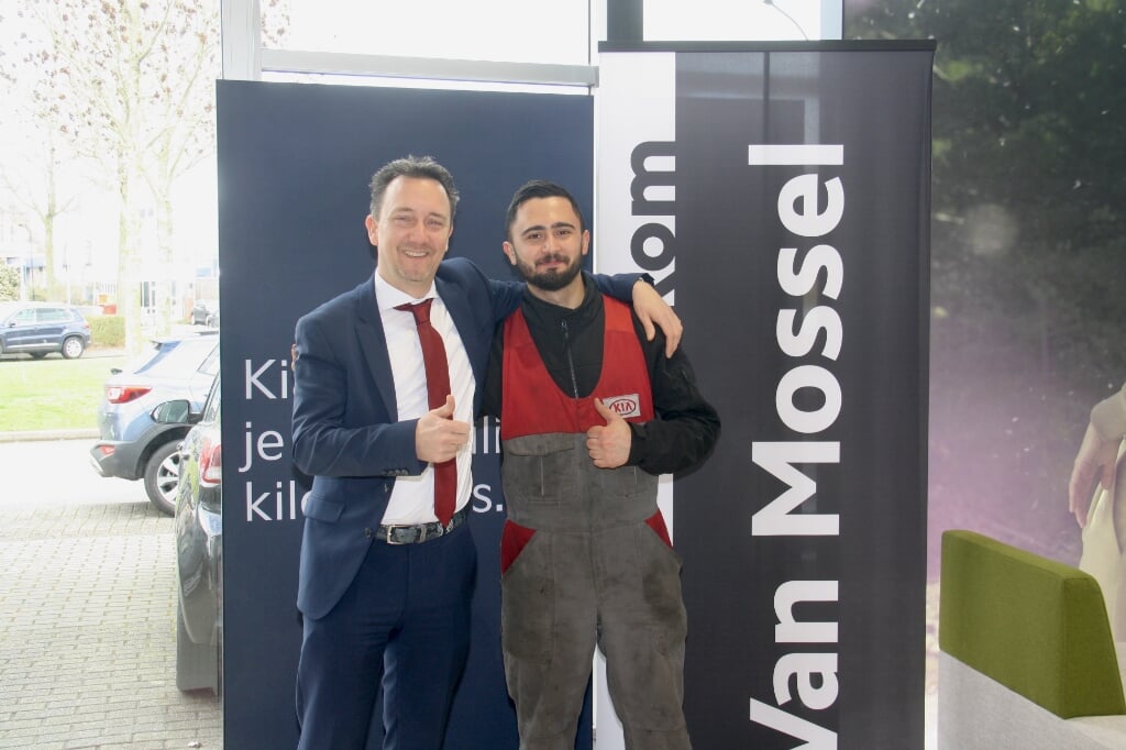Jeroen Thiel en Mohammed Mousa samen in de showroom van Kia Van Mossel.