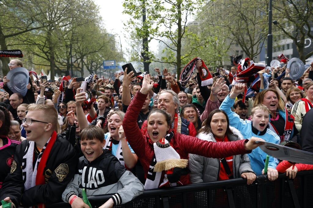 2023-05-15 11:39:44 ROTTERDAM - Voetbalfans op de Coolsingel voorafgaand aan de huldiging van Feyenoord. De voetbalclub werd voor het eerst in zes jaar landskampioen. ANP SEM VAN DER WAL