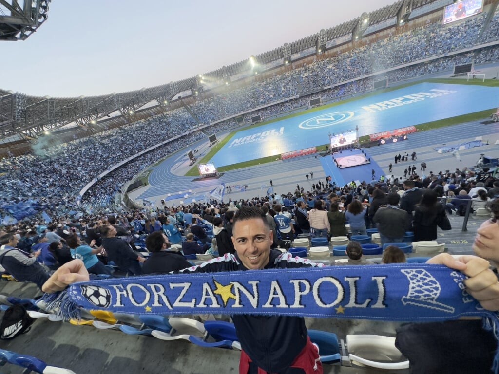 Supporters van Napoli volgden het duel op tv-schermen in het afgeladen Diego Armando Maradona stadion in Napels.