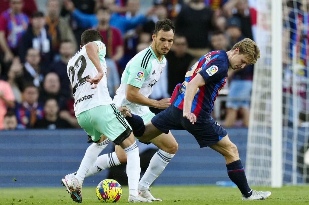 Frenkie de Jong (rechts) speelde een belangrijke rol bij de treffer van Barcelona tegen Osasuna.