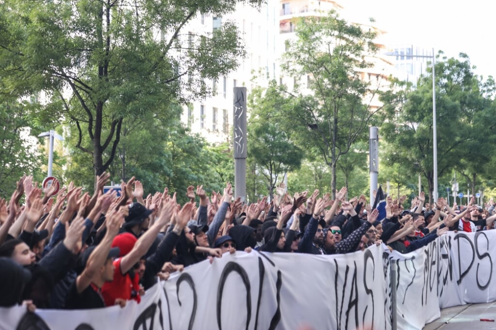Supporters van Paris Saint-Germain protesteerden tegen clubleiding en zijn sterspelers 