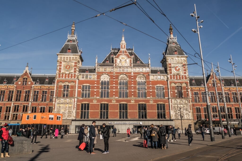 Station Amsterdam Centraal. Onder meer de westelijke reizigerstunnel wordt opgeknapt. 