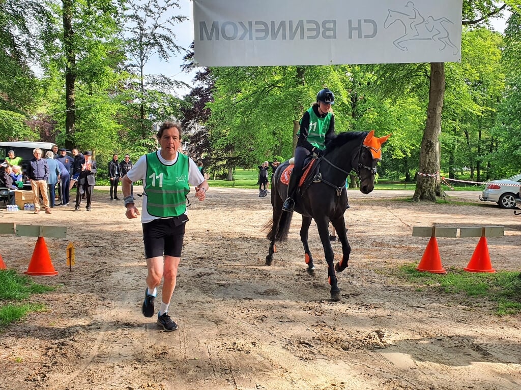 'Team Mayor', met burgemeester René Verhulst en amazone Titia Roseboom op haar paard Iv gaat van start voor 'hun' 'Ride & Run', onderdeel van CH Bennekom 2023.