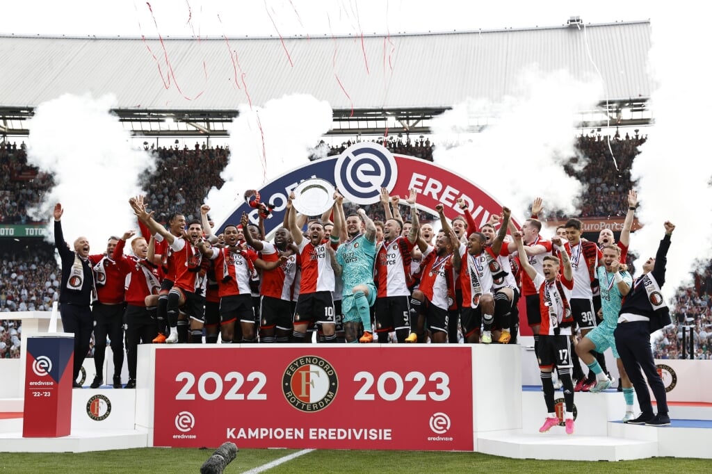 Feyenoord viert feest. De landstitel is binnen. Orkun Kökcü houdt de kampioensschaal omhoog.
