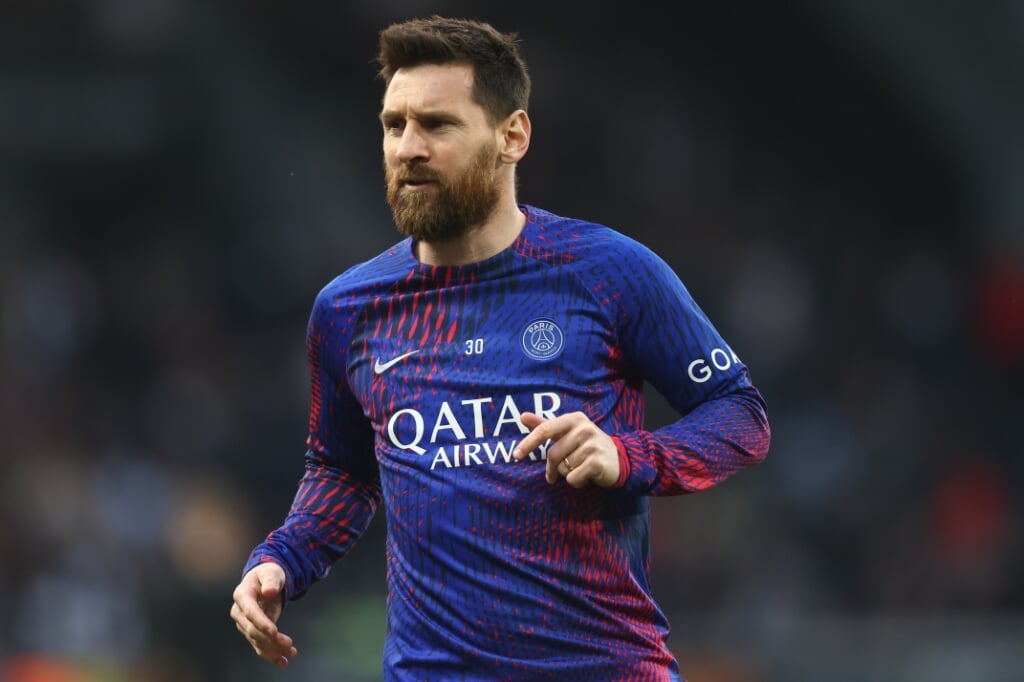 2023-04-21 19:26:27 epa10584437 Paris Saint Germain's Lionel Messi warming up before the French Ligue 1 soccer match between Angers and PSG, in Angers, France, 21 April 2023.  EPA/Mohammed Badra